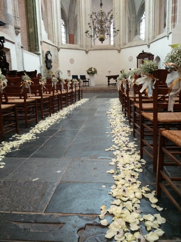 Trouwbloemen - Aankleding bruiloft met een gouden randje